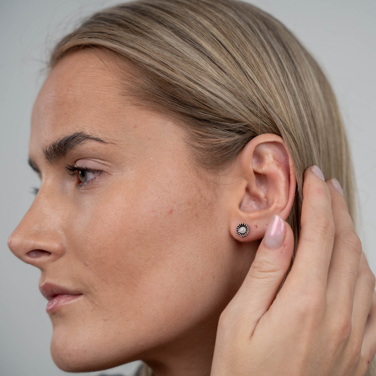 Christina Marguerit black 8mm ørestikker i sølv – model 671-S124 – billede 2