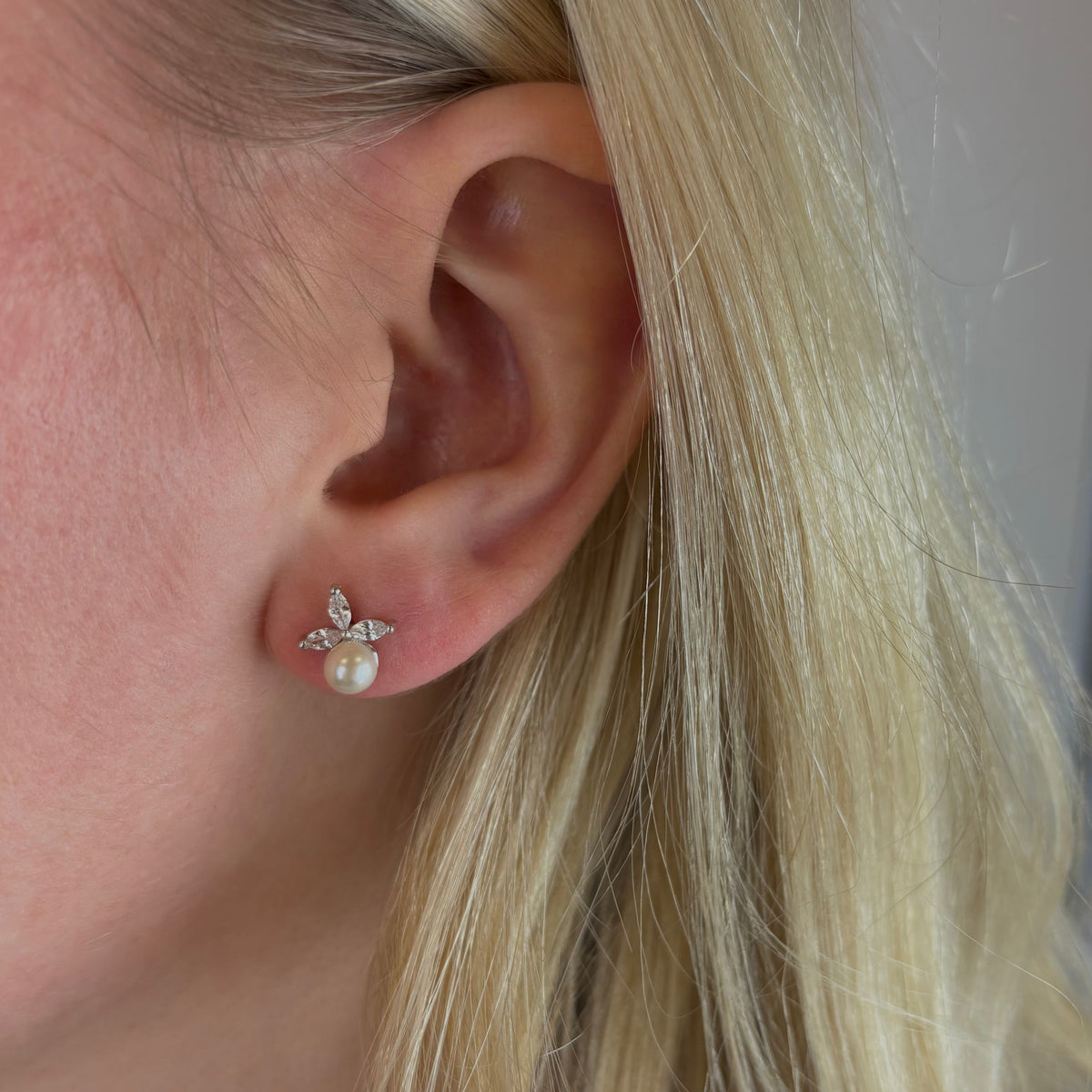 Christina Pearl Lotus ørestikker i sølv – model 671-S131 – billede 3