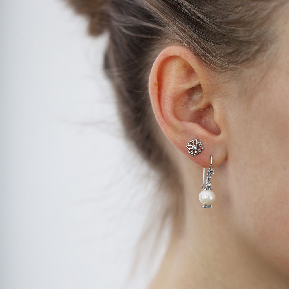 Christina Natural Flower ørestikker i sølv – model 671-S34 – billede 2
