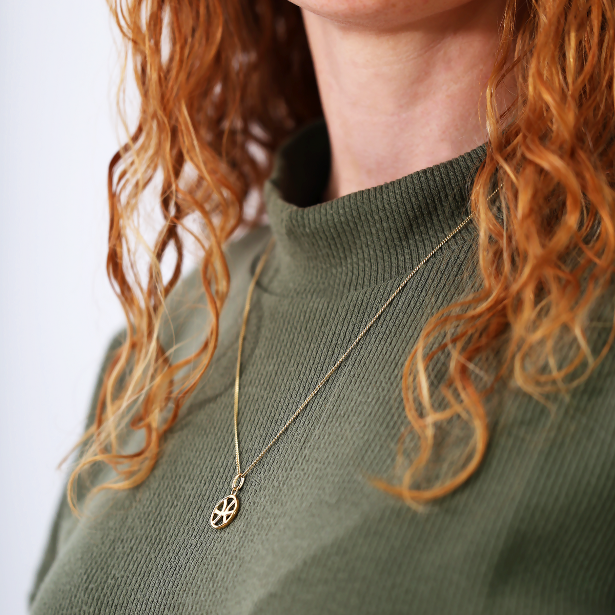 Christina Stjernetegn Fisk vedhæng i forgyldt sølv – model 680-G67-2 – billede 2