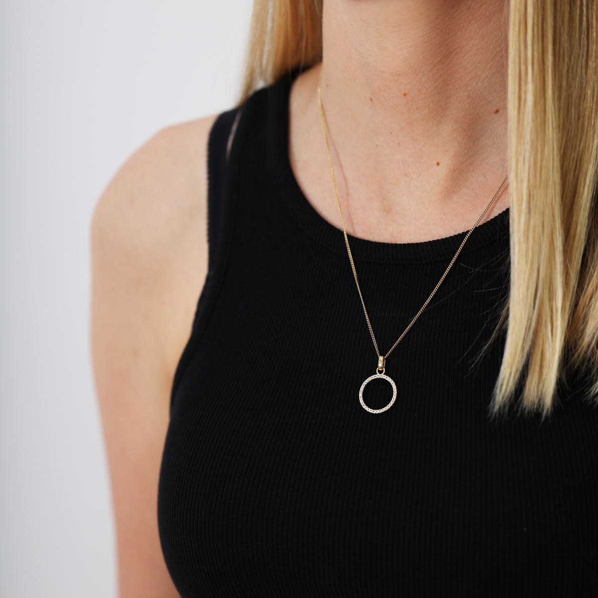 Christina Big Sparkly Circle vedhæng i forgyldt sølv – model 680-G77 – billede 3