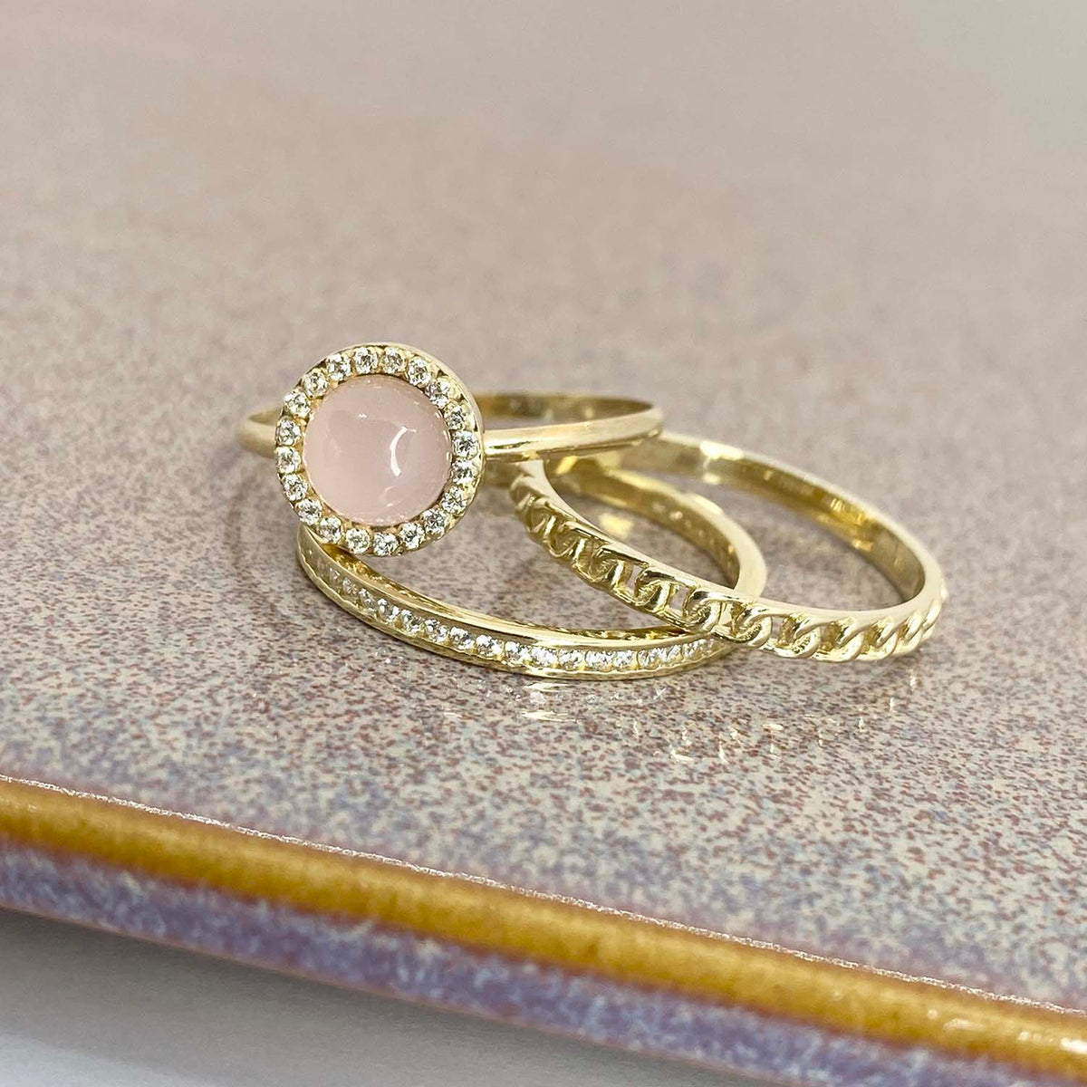 Scrouples - 8 kt. guldring med syntetiske zirkoner - Model: 709113