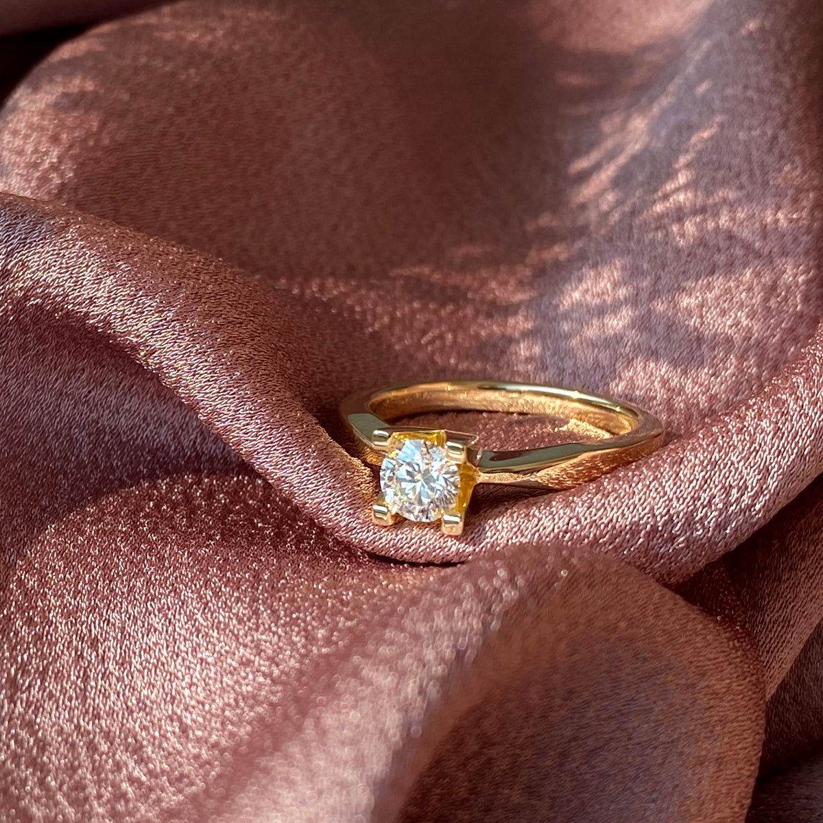 Scrouples - Kleopatra ring rødguld 0,40 W/SI 14 kt -  Modelnr.: 7135,40