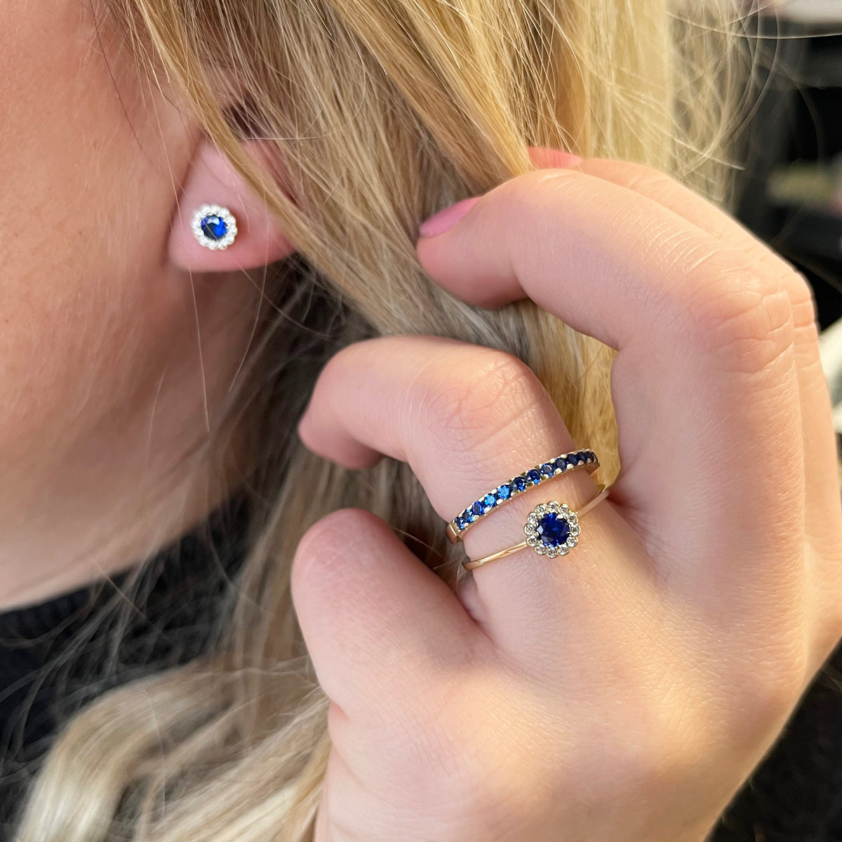 Scrouples - 8 kt. guldring, roset med blå og hvide syntetiske zirkoner - Model: 713953