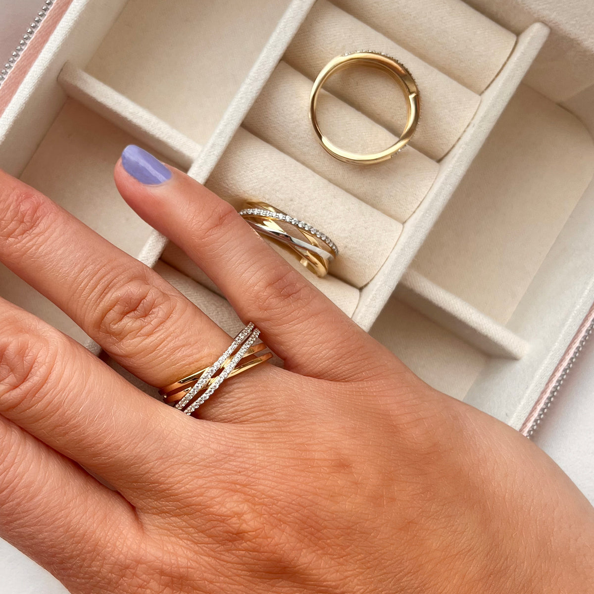 Scrouples - 8 kt guldring med syntetiske zirkoner - Model: 714634