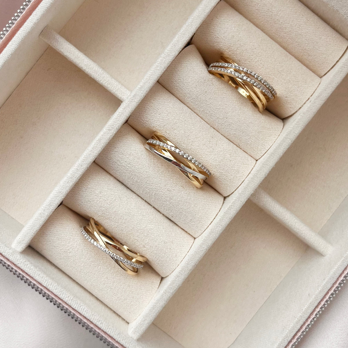 Scrouples - 8 kt guldring med syntetiske zirkoner - Model: 714634