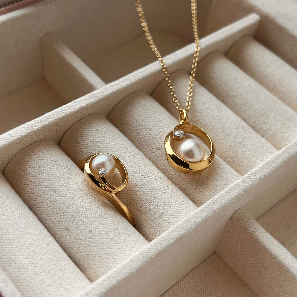 Scrouples - 8 kt guldring med syntetiske zirkoner - Model: 714673