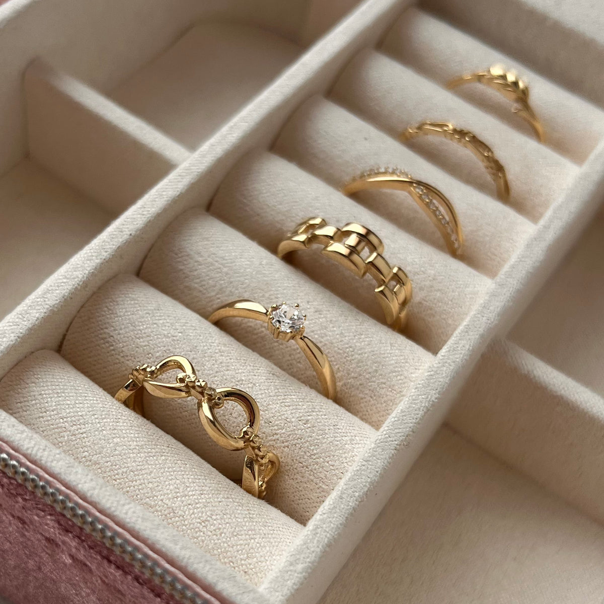 Scrouples - 8 kt guldring med syntetisk zirkon - Model: 714713