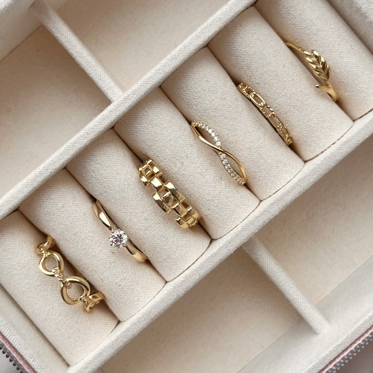 Scrouples - 8 kt guldring med syntetisk zirkon - Model: 714713