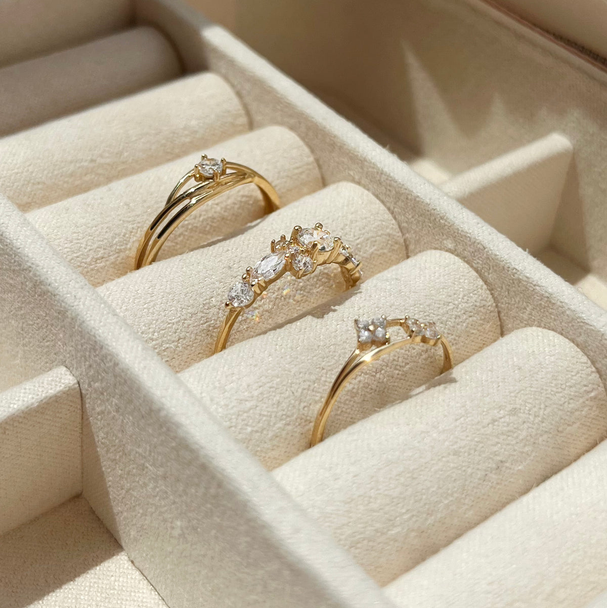 Scrouples - 8 kt guldring med syntetiske zirkoner - Model: 714873