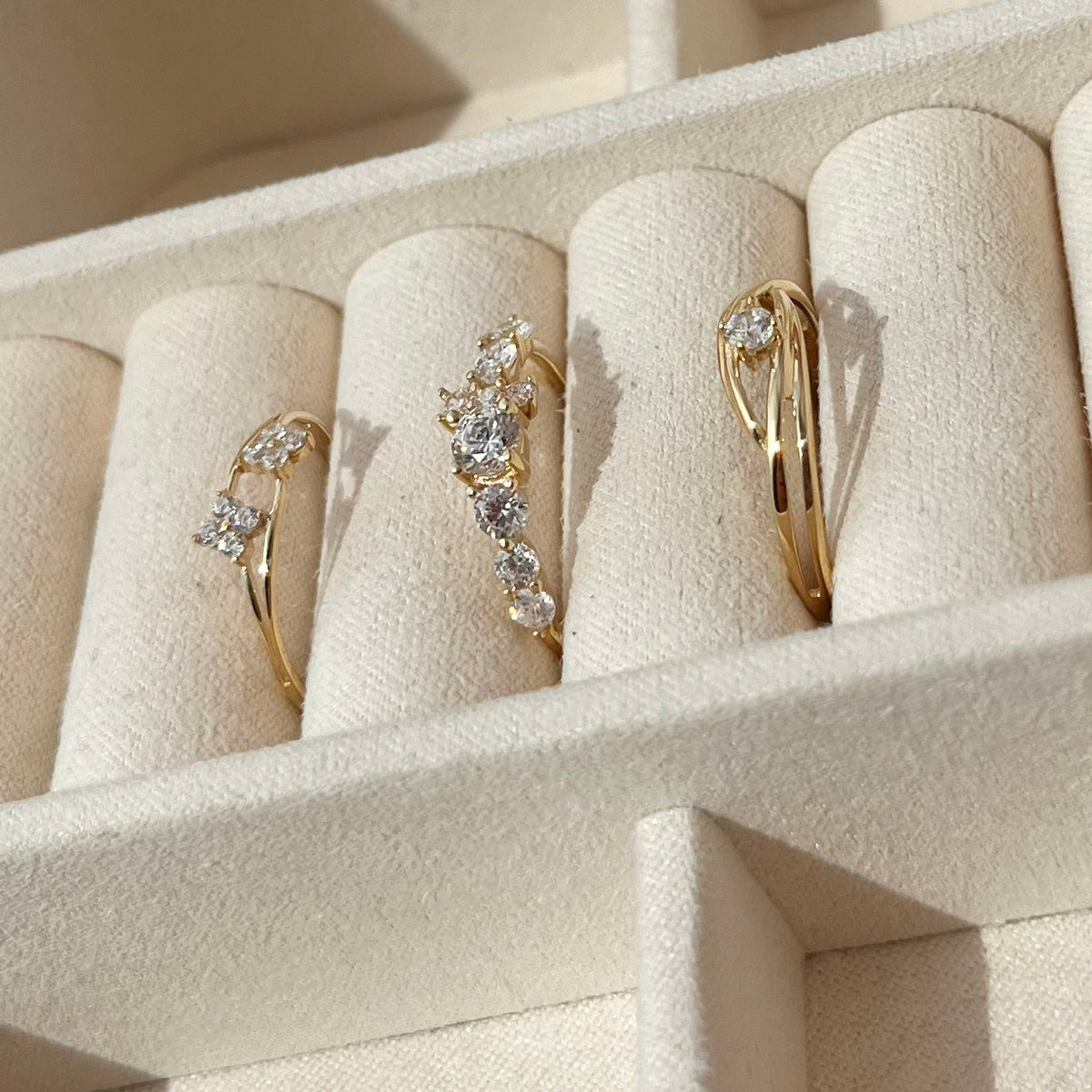 Scrouples - 8 kt guldring med syntetiske zirkoner - Model: 714873