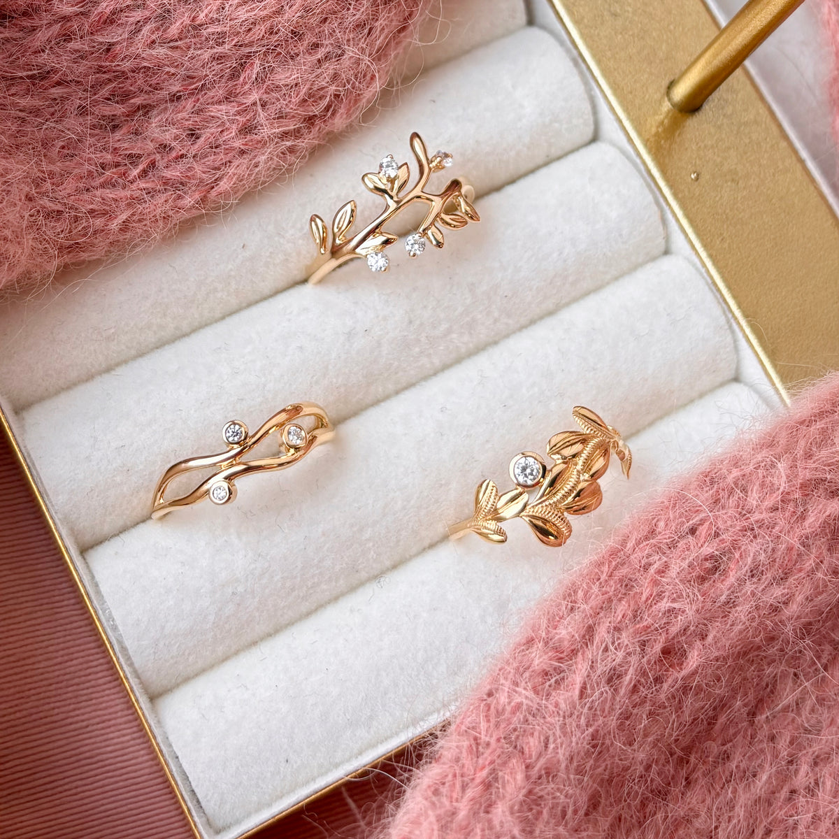 Scrouples - 8 kt guldring med syntetiske zirkoner - Model: 715563