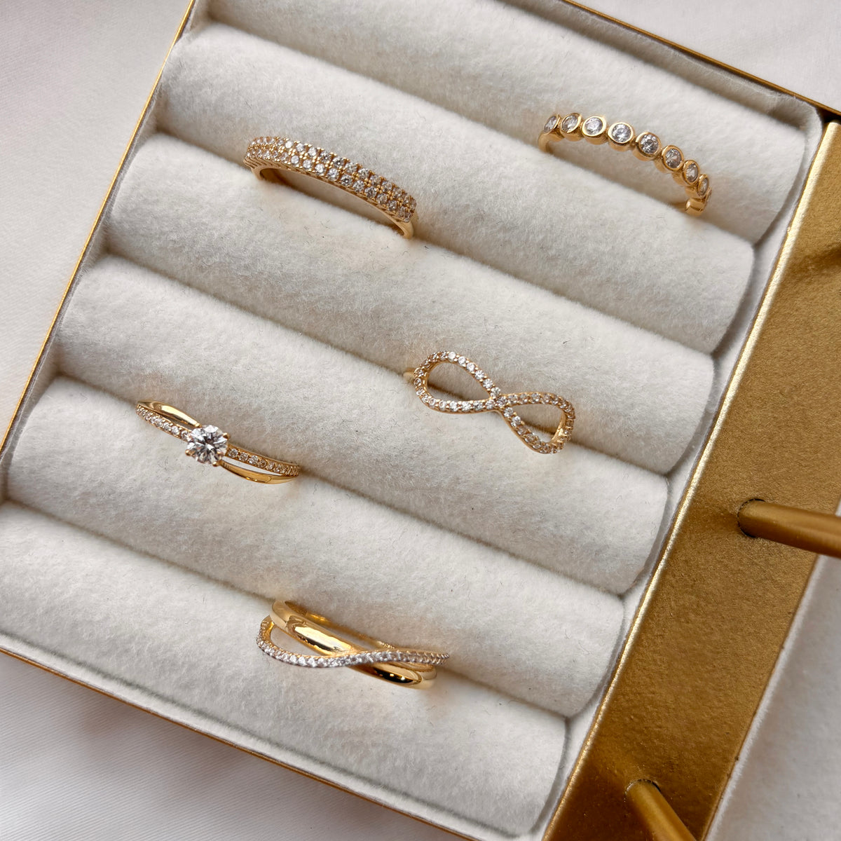 Scrouples - 8 kt guldring med syntetiske zirkoner - Model: 715643
