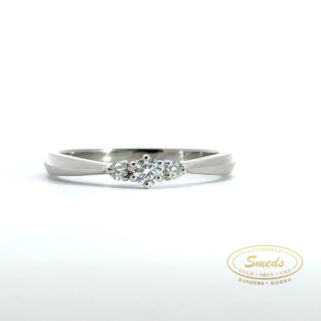 14 karat hvidguld ring med diamanter.