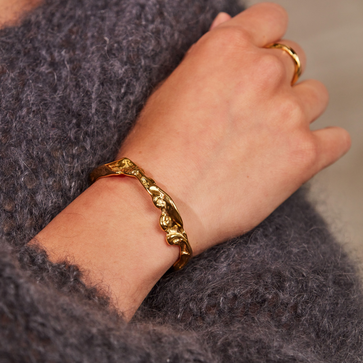 Sintridou - Armring med rustik overflade i stål - Model: ST610009