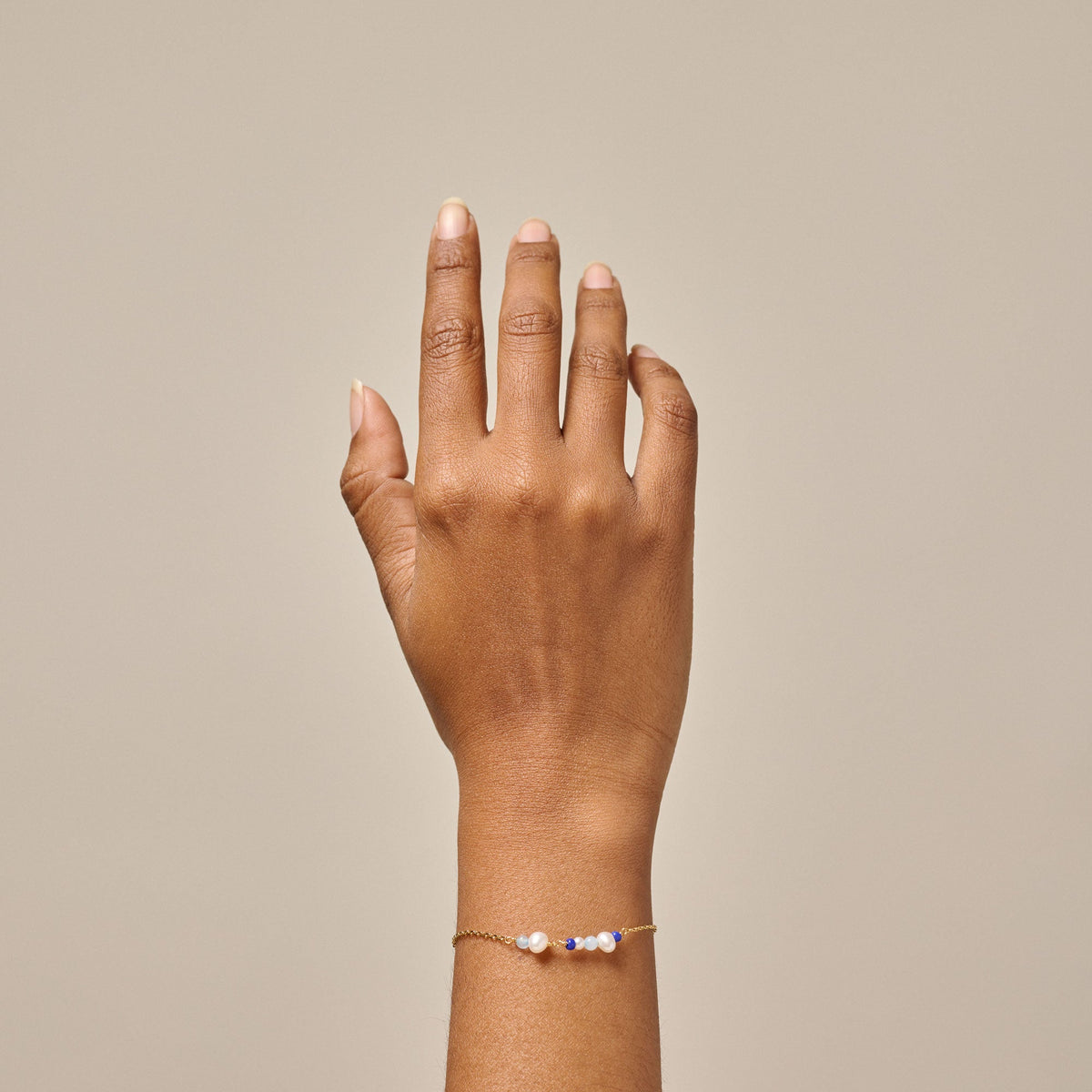 Enamel - SOFIA armbånd, forgyldt sølv med perler og sten - Model: B136G-Marine