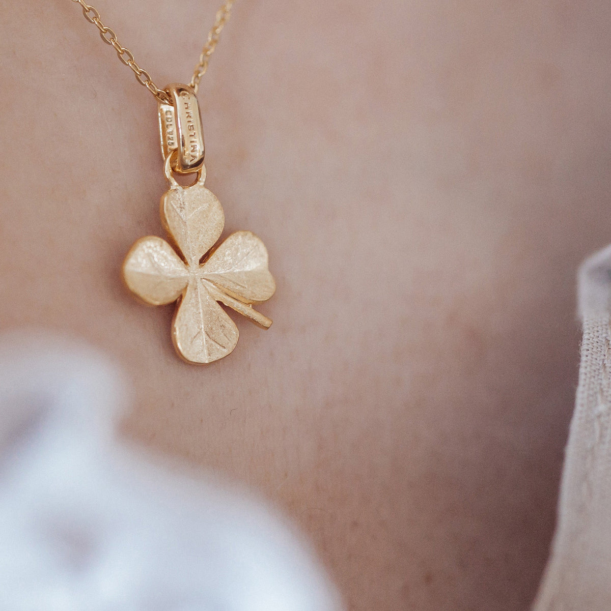 Christina Four Leaf Clover vedhæng i forgyldt sølv – billede 13