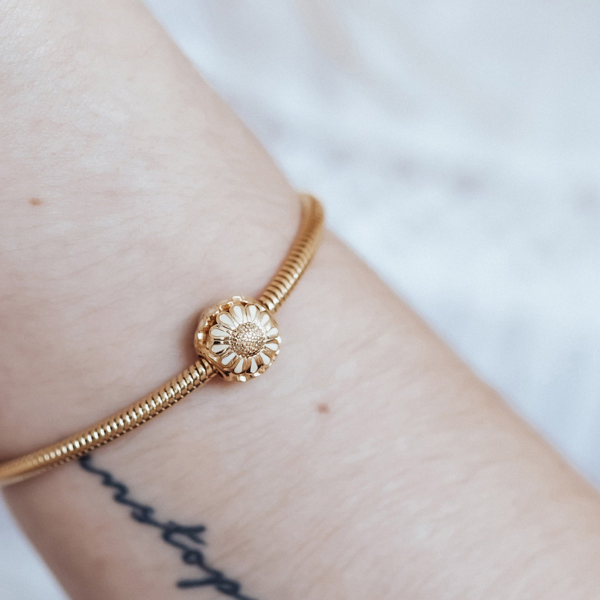 Christina Marguerit charm 4 mm i forgyldt sølv – model 623-G30 – billede 2