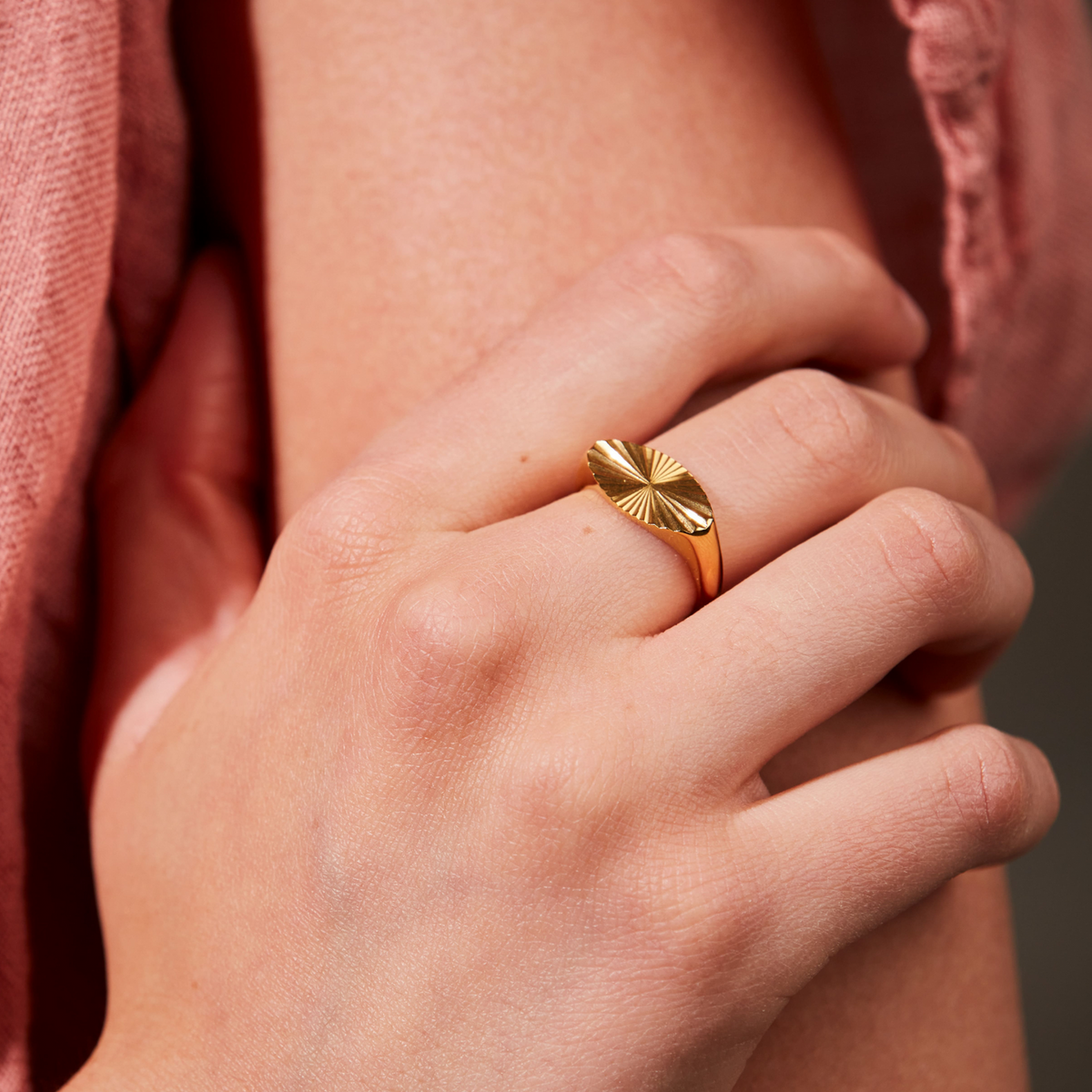 Sintridou - Ring med stjernemønster i stål - Model: ST710028
