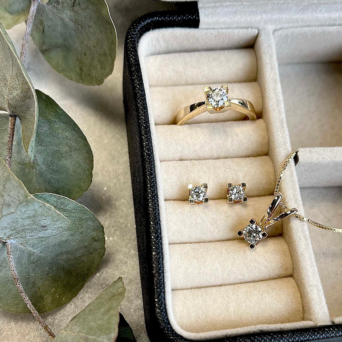 Kleopatra ørestikker rødguld 0,40 H-W/SI 14 kt – Scrouples