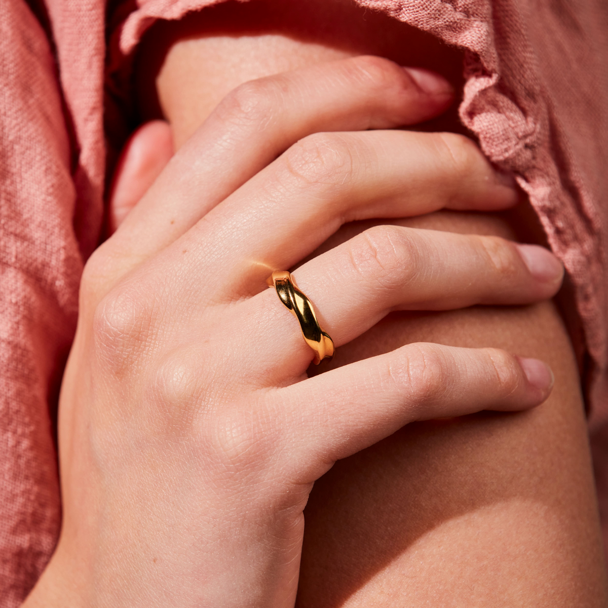 Sintridou - Ring med twistet overflade i forgyldt stål - Model: ST710018