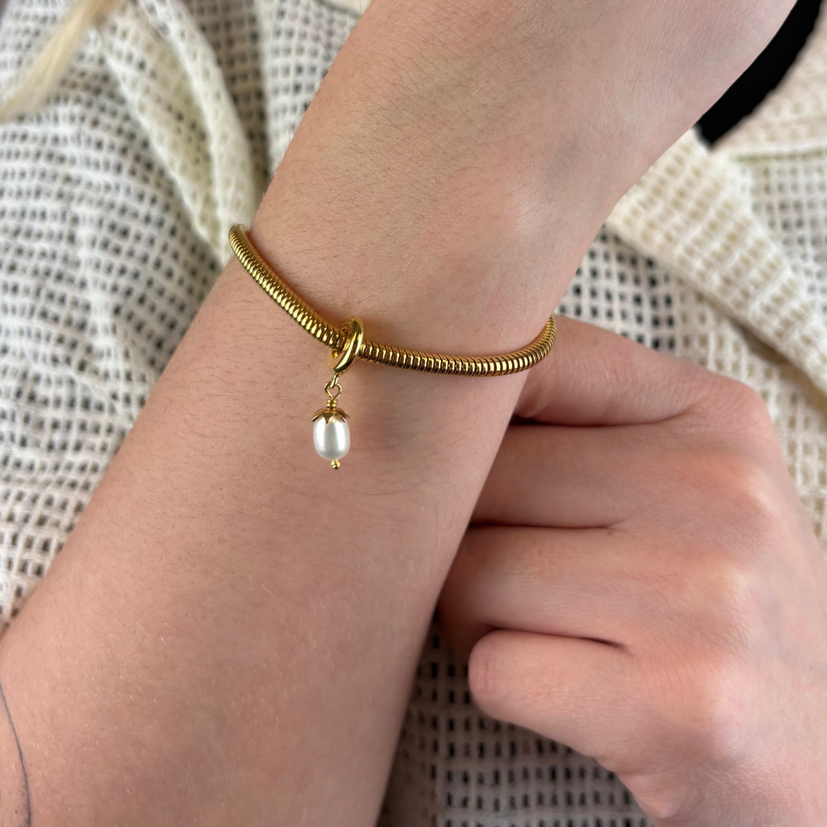 Christina Sparkling Pearl hænger-charm 4 mm i forgyldt sølv – model 623-G368 – billede 4
