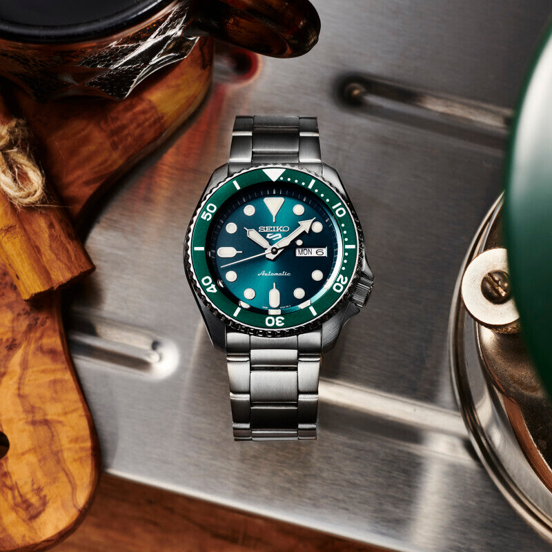 Seiko - 5 sport automatik herreur, stål med lænke, grøn skive, 100m - Model: SRPD61K1