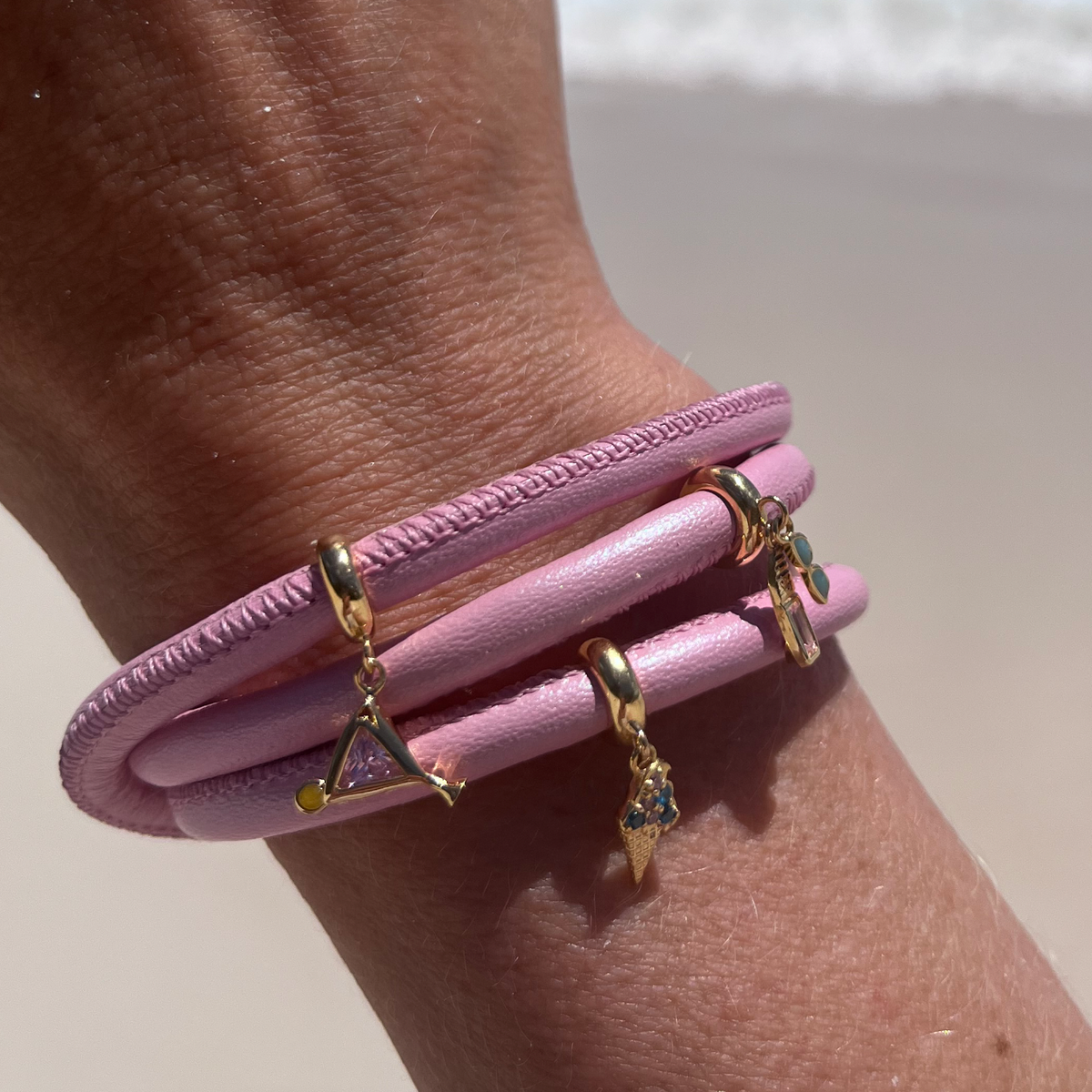 Christina Surfboard Limited Edition charm i forgyldt sølv – model 610-SURFBOARD-G – billede 3