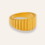 Sintridou - Ring med rillet overflade i forgyldt stål - Model: ST710011