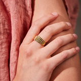 Sintridou - Ring med rillet overflade i stål - Model: ST710026
