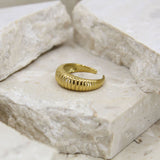 Sintridou - Ring med rillet overflade i forgyldt stål - Model: ST710015