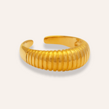 Sintridou - Ring med rillet overflade i forgyldt stål - Model: ST710015