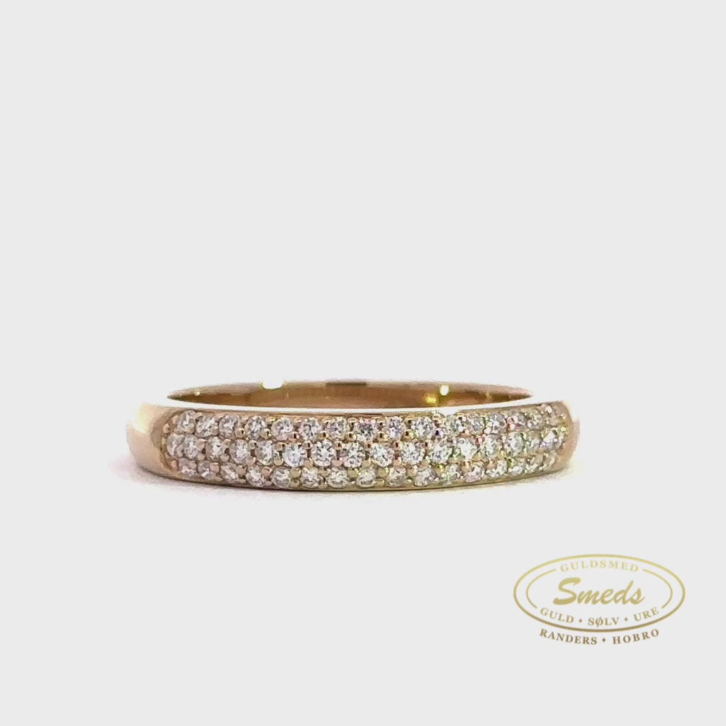 Guld ring med funklende diamanter