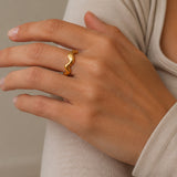 Scrouples-Molly ring bølge stål guldfarvet-model ST70008